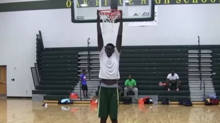 Conoce a la nueva estrella del básquetbol: un joven de 2.28 metros de altura Conoce a la nueva estrella del básquetbol: un joven de 2.28 metros de altura