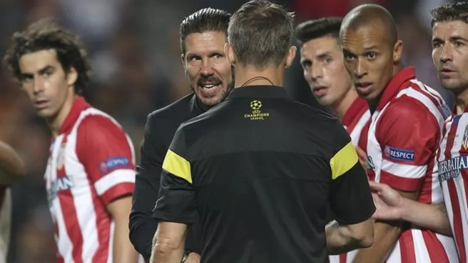 Diego Simeone no soportó la derrota y se metió al campo en dos ocasiones