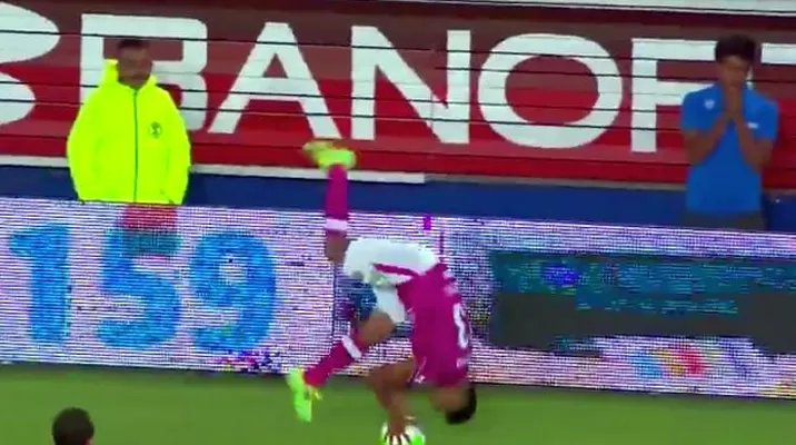 Espectacular saque lateral con acrobacia en el fútbol mexicano Espectacular saque lateral con acrobacia en el fútbol mexicano
