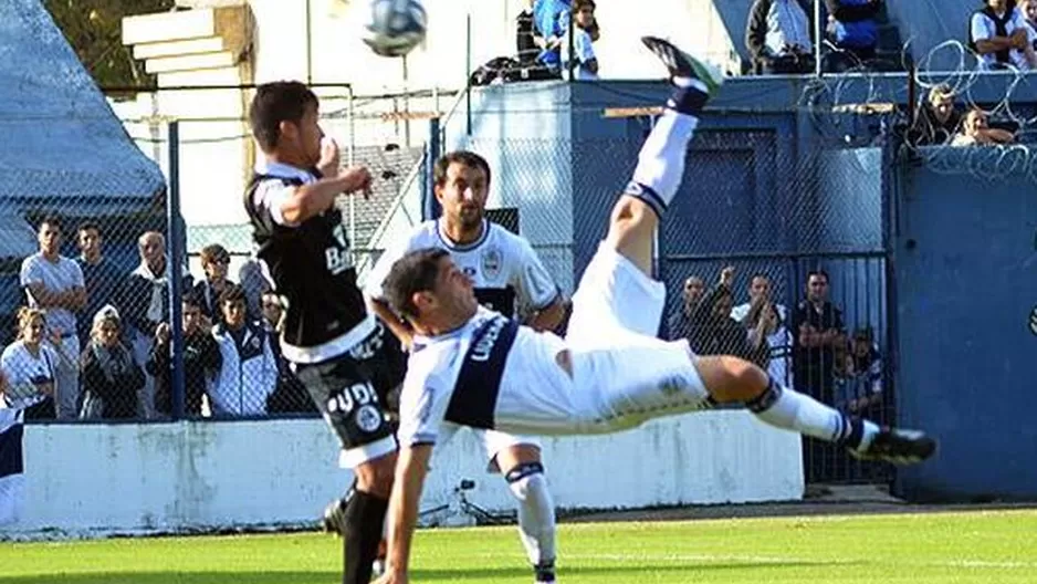 Este golazo de chalaca colaboró a que Gimnasia tome la punta en Argentina