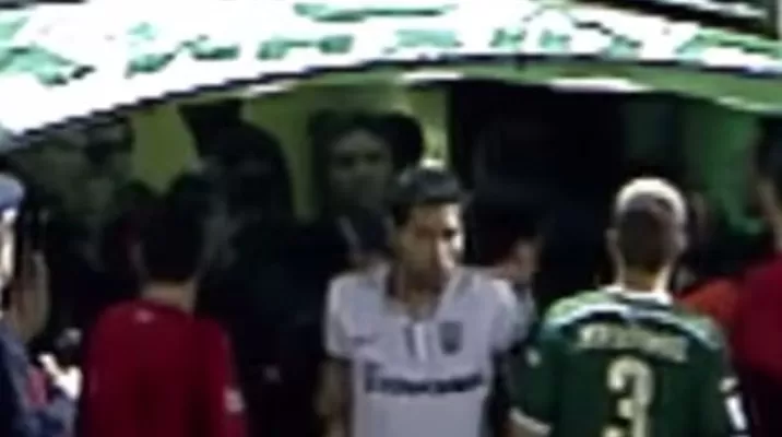 Futbolista argentino del PAOK le metió puñetazo a rival del Panathinaikos Futbolista argentino del PAOK le metió puñetazo a rival del Panathinaikos