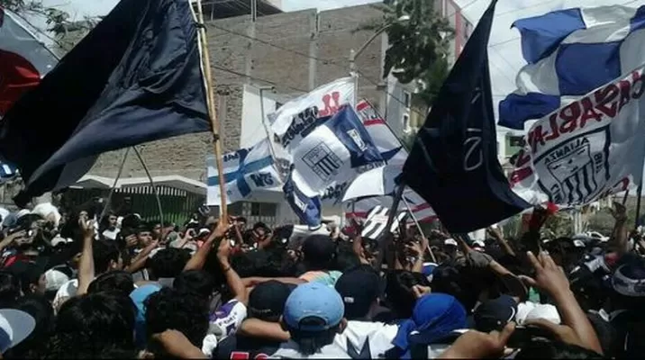 Hinchas de Alianza Lima le respondieron a Rainer Torres tras sus declaraciones Hinchas de Alianza Lima le respondieron a Rainer Torres tras sus declaraciones