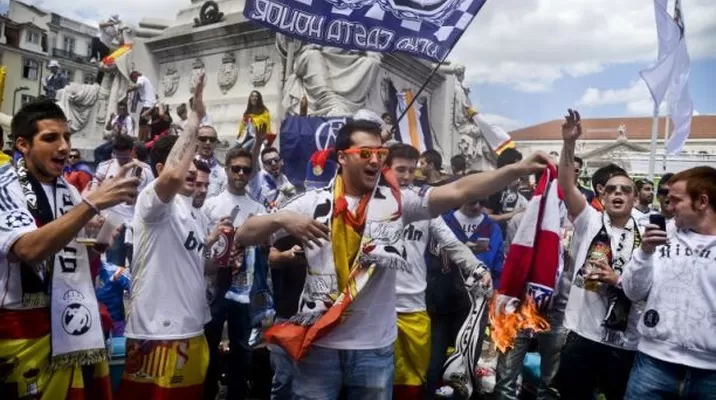 Hinchas del Real Madrid quemaron camiseta y bufanda del Atlético Hinchas del Real Madrid quemaron camiseta y bufanda del Atlético