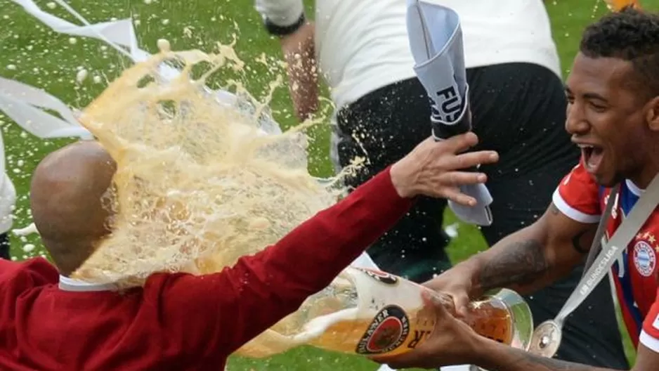 Josep Guardiola no pudo escapar del tradicional baño de cerveza