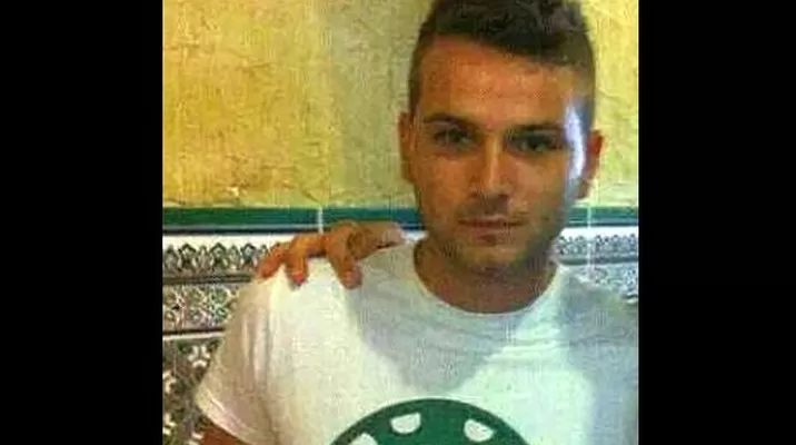 Joven que arrojó plátano a Dani Alves fue detenido por unas horas Joven que arrojó plátano a Dani Alves fue detenido por unas horas
