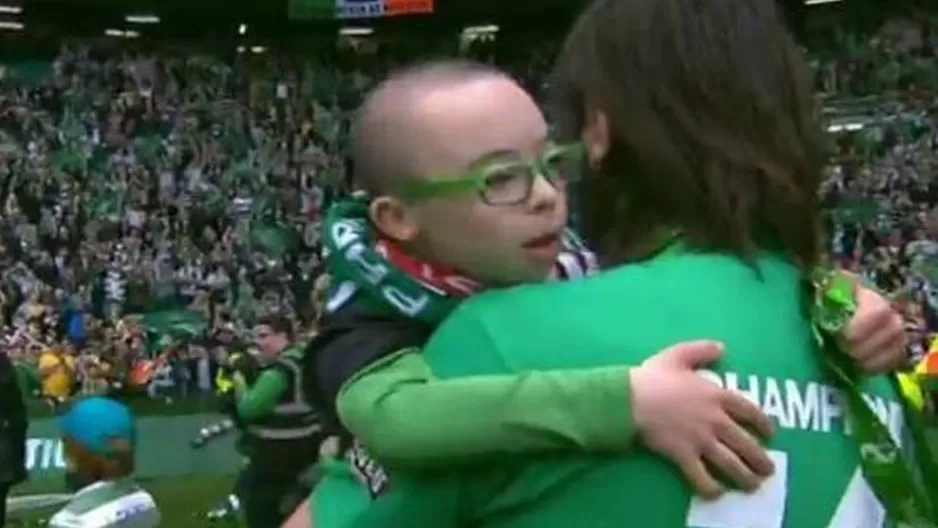 Jugador y DT del Celtic y un emotivo gesto con un niño con síndrome de Down