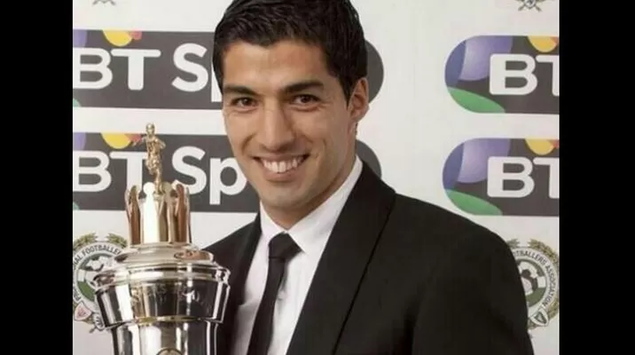 Luis Suárez fue elegido como el Mejor Jugador del Año en Inglaterra Luis Suárez fue elegido como el Mejor Jugador del Año en Inglaterra