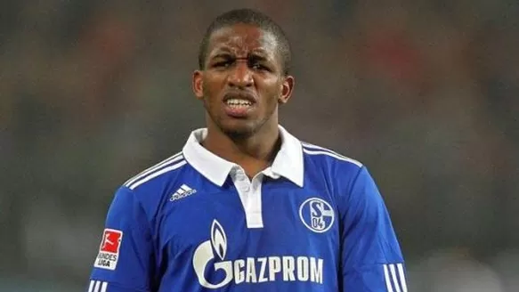 Mánager del Schalke arremetió contra Farfán por mentir y viajar a Italia