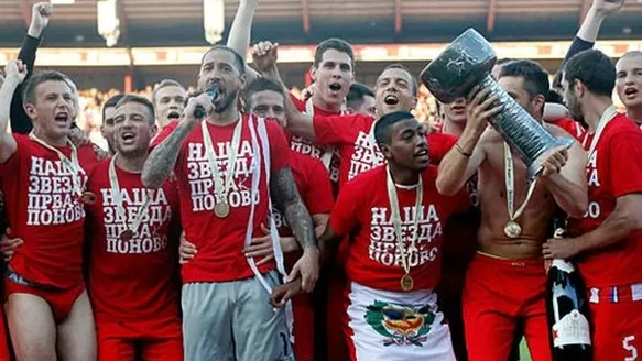 Miguel Araujo campeonó con el Estrella Roja y lució la bandera peruana