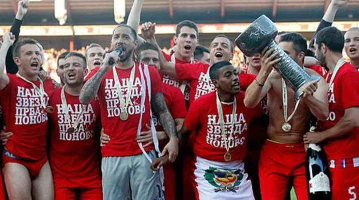 Miguel Araujo campeonó con el Estrella Roja y lució la bandera peruana Miguel Araujo campeonó con el Estrella Roja y lució la bandera peruana