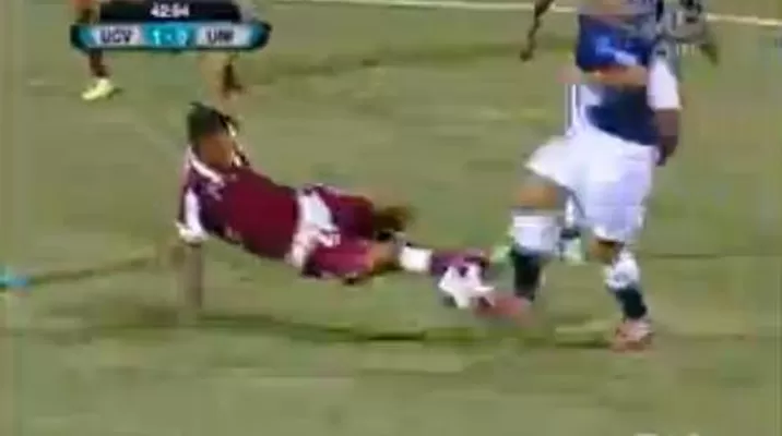 Mira la brutal entrada de Alexi Gómez sobre Emiliano Ciucci Mira la brutal entrada de Alexi Gómez sobre Emiliano Ciucci