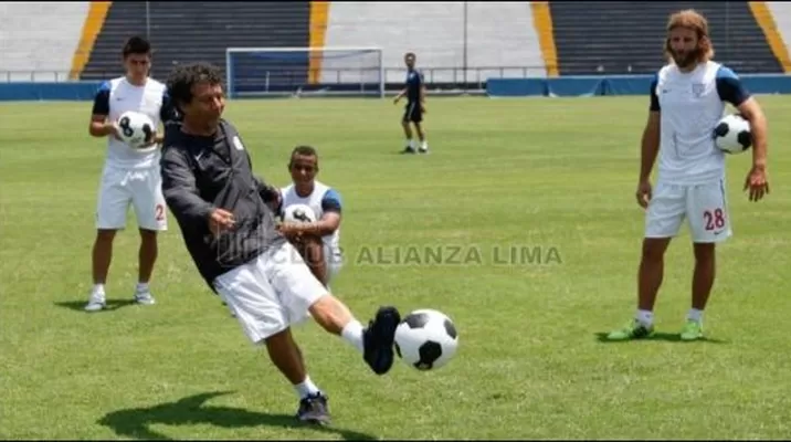 Mira cómo el maestro César Cueto le enseña a los jugadores de Alianza Lima a patear tiros libres Mira cómo el maestro César Cueto le enseña a los jugadores de Alianza Lima a patear tiros libres