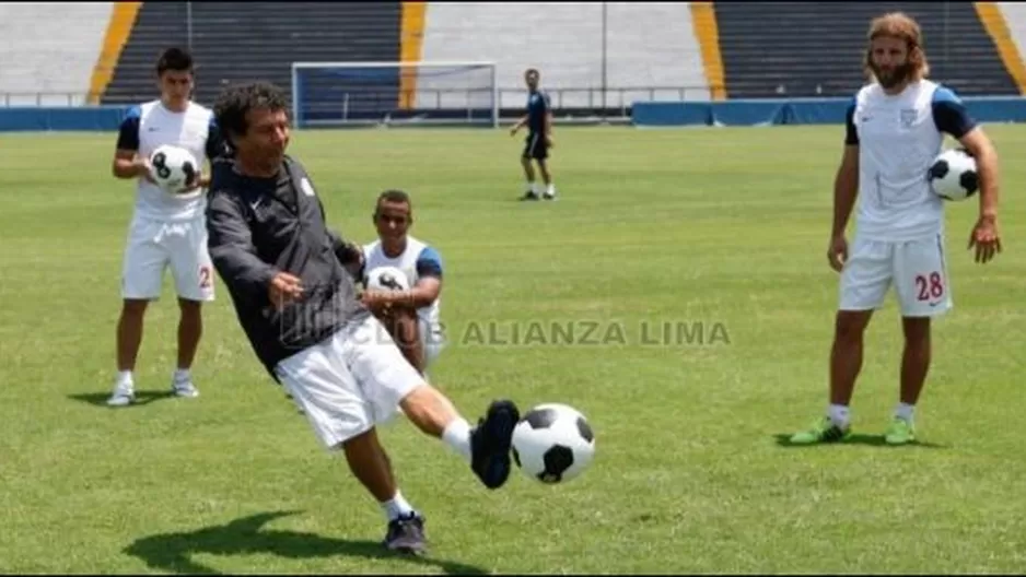 Mira cómo el maestro César Cueto le enseña a los jugadores de Alianza Lima a patear tiros libres