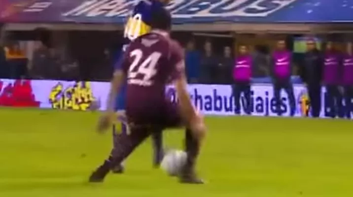 Riquelme hizo 'magia' al realizar una 'huacha' sin tocar el balón
