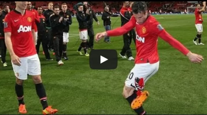 Robin van Persie y una muestra de su habilidad con una bufanda Robin van Persie y una muestra de su habilidad con una bufanda