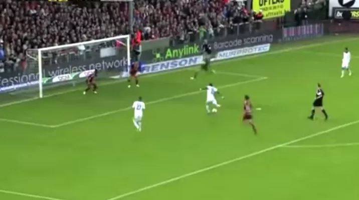 Se burlan de jugador del Anderlecht por fallarse gol sin arquero Se burlan de jugador del Anderlecht por fallarse gol sin arquero