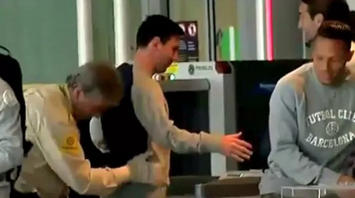 Seguridad de aeropuerto registró a Messi y compañeros se rieron de él Seguridad de aeropuerto registró a Messi y compañeros se rieron de él