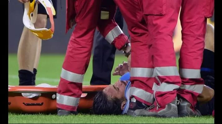 Selección Colombia: Mario Yepes salió inmovilizado del partido ante Juventus Selección Colombia: Mario Yepes salió inmovilizado del partido ante Juventus
