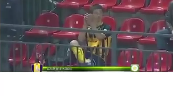 Su propio hincha: anotó gol y se fue a las gradas para aplaudirse Su propio hincha: anotó gol y se fue a las gradas para aplaudirse