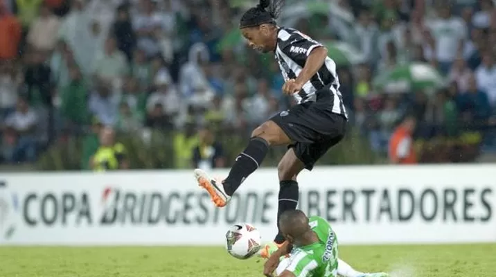 Toda la magia de Ronaldinho en una sola jugada en la Copa Libertadores Toda la magia de Ronaldinho en una sola jugada en la Copa Libertadores