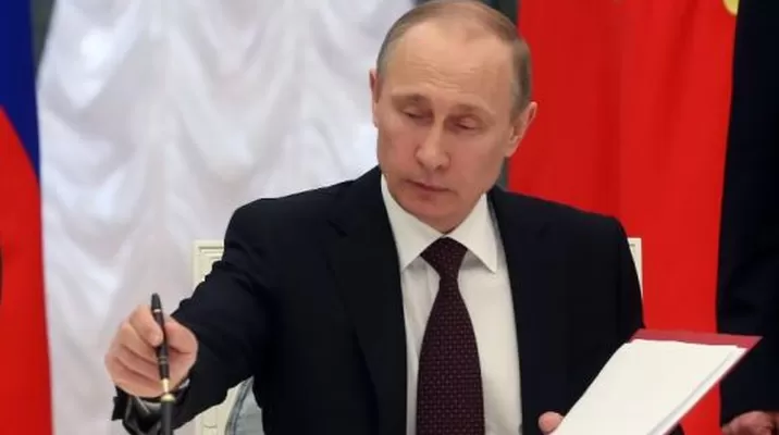 Vladimir Putin promulgó la reunificación de Crimea con Rusia Vladimir Putin promulgó la reunificación de Crimea con Rusia