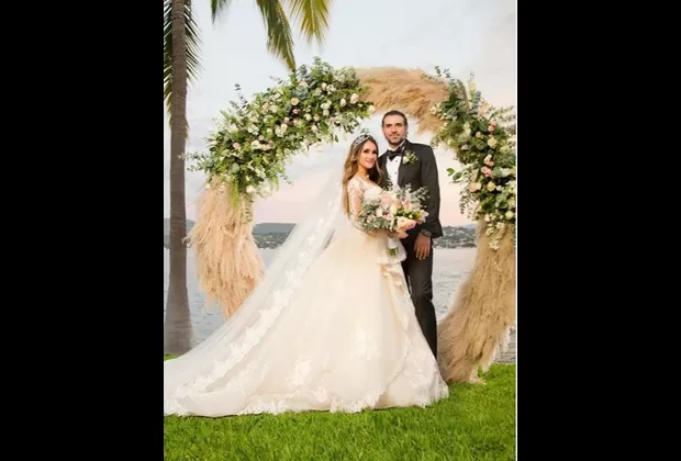 Dulce María difundió fotos inéditas de su boda con Paco Álvarez