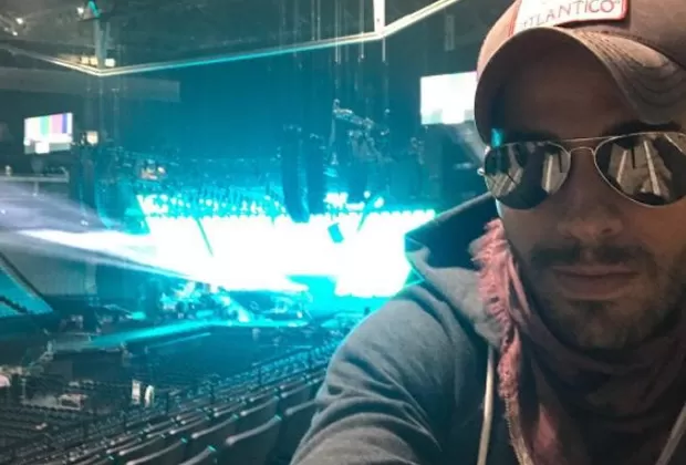 Enrique Iglesias siempre luce gorra