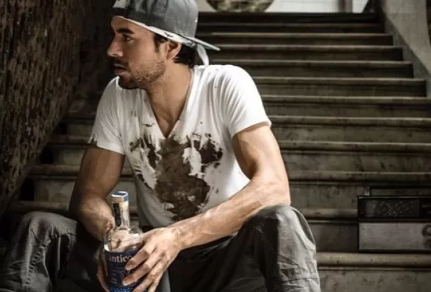 ¿Por qué Enrique Iglesias luce siempre una gorra?