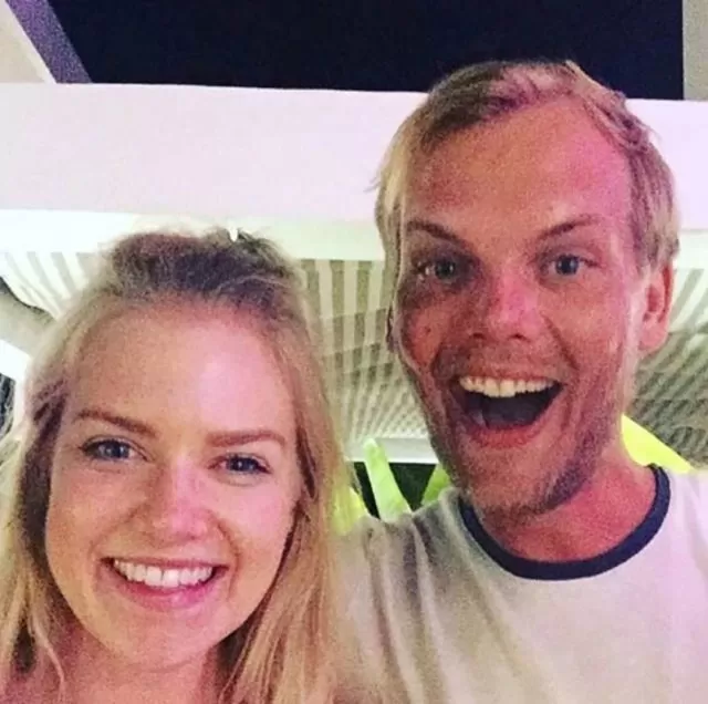 El DJ sueco Avicii se encontró con una fanática y no dudó en posar para la foto / Fuente: @RelatocuriosoK