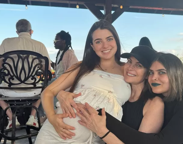 Karina Calmet junto a su hija Naelah Giha Calmet embarazada. Fuente: Instagram