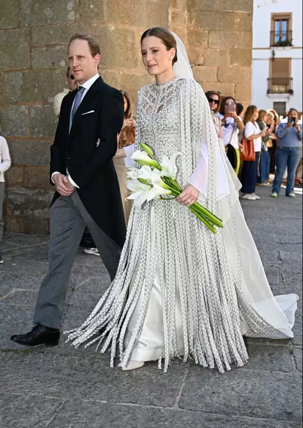 La actriz llegó a la histórica iglesia acompañada de su hermano Rafael Belmont / Hola!