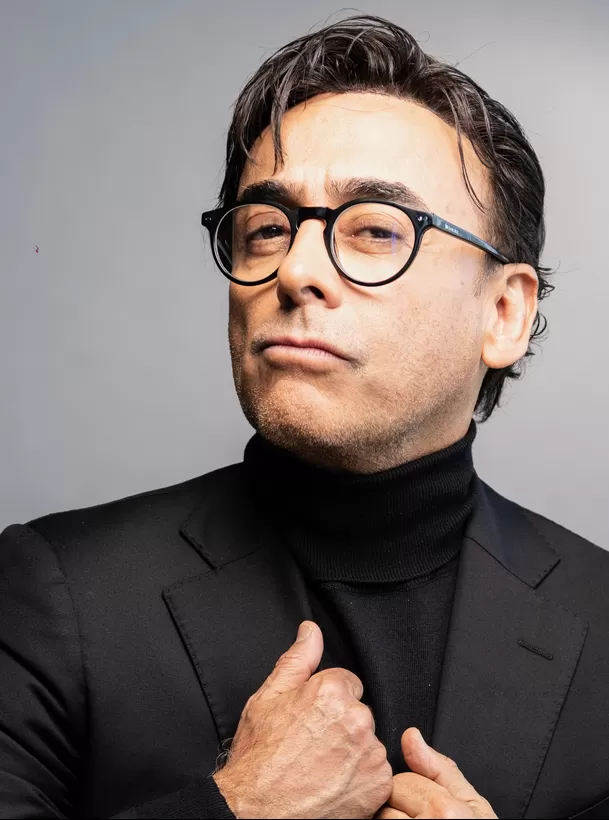 Adal Ramones vuelve a nuestro país con su monólogo “Viajando sin maleta”, un espectáculo de humor que llegará al Teatro Canout el 23 de mayo. Foto: Difusión