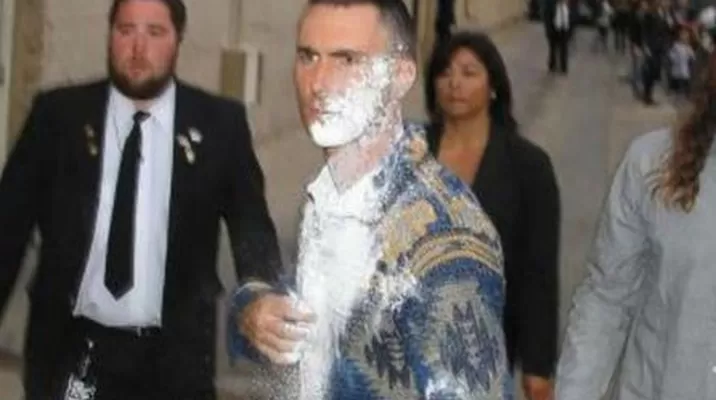 Adam Levine fue atacado con bolsa de azúcar Adam Levine fue atacado con bolsa de azúcar