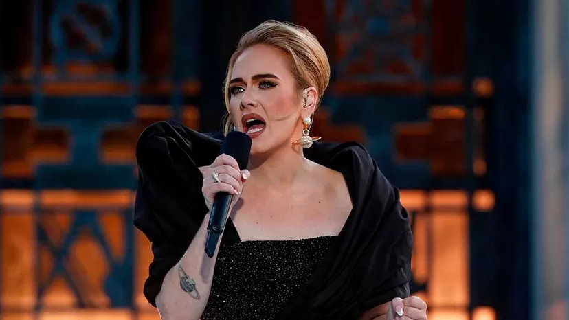 Adele advirtió a fans sobre lanzarle objetos durante concierto: "Te atreves a tirarme algo y te mato": 