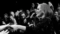 Adele decidió regalarle una sonrisa para la foto de una fanática. Foto: Instagram 