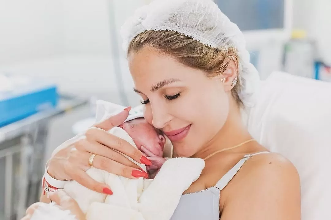 Ana Paula Consorte publicó esta tierna fotografía con su bebé recién nacido/Foto: Instagram