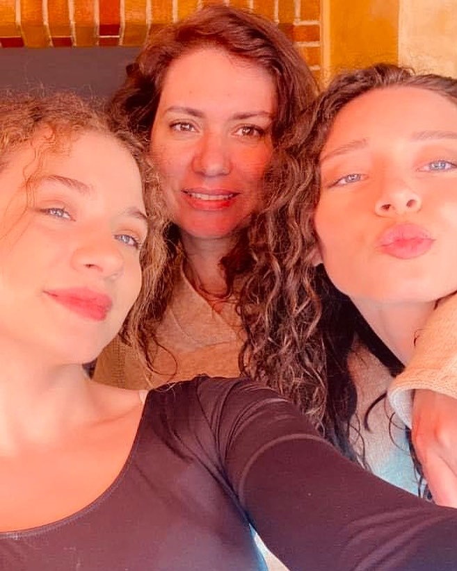 Adriana junto a su madre y hermana mayor. Fuente: Instagram
