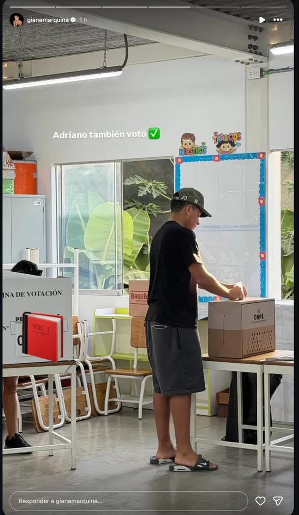 Adriano Farfán fue acompañado por sus hermanas Gianella y Melissa en su local de votación. Foto: Instagram