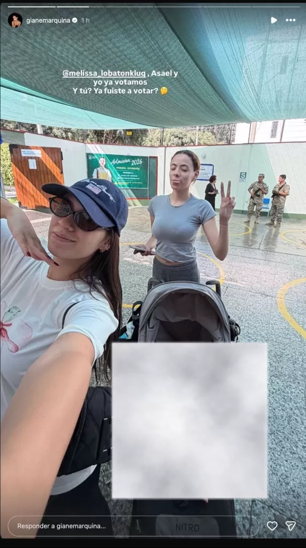 Adriano Farfán fue acompañado por sus hermanas Gianella y Melissa en su local de votación. Foto: Instagram Adriano Farfán fue acompañado por sus hermanas Gianella y Melissa en su local de votación. Foto: Instagram