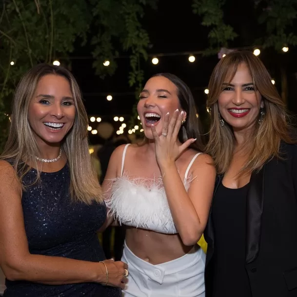 Ale Fuller junto a su mamá Daniela Doberti(Izquierda) durante celebración de su compromiso. Fuente: Instagram