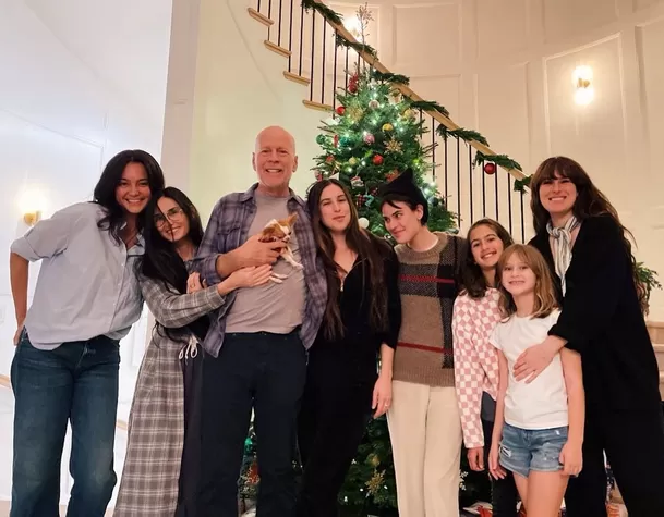 Bruce Willis junto a su familia:  Emma Heming Willis, Demi Moore, Bruce Willis, Scout, Tallulah Mabel, Evelyn y Rumer.