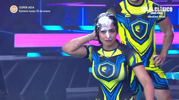 Alejandra Baigorria le quitó la bandana a Onelia para ensuciarle el cabello. Fuente: AméricaTV