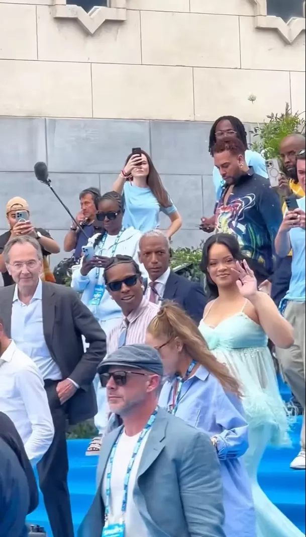 Rihanna junto a su novio A$AP Rocky saludando a todos los presentes en avant premiere de Los Pitufos. Fuente: Instagram