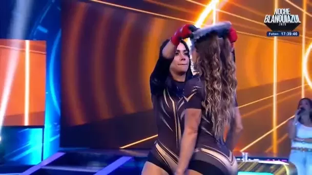 Onelia Molina 'bautizó' a Alejandra Baigorria con tremendo tortazo en la cara. Foto: América TV Onelia Molina 'bautizó' a Alejandra Baigorria con tremendo tortazo en la cara. Foto: América TV