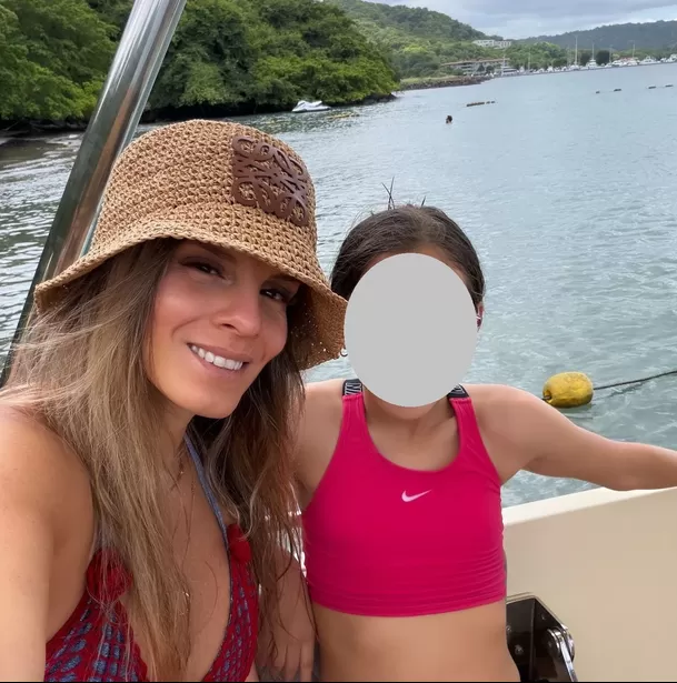 La empresaria disfruta de las vacaciones de medio año junto a Said Palao y Caetana en Península Papagayo, Costa Rica, donde compartió un tierno mensaje dedicado a la única hija del chico reality. Foto:IG @alejandrabaigorria