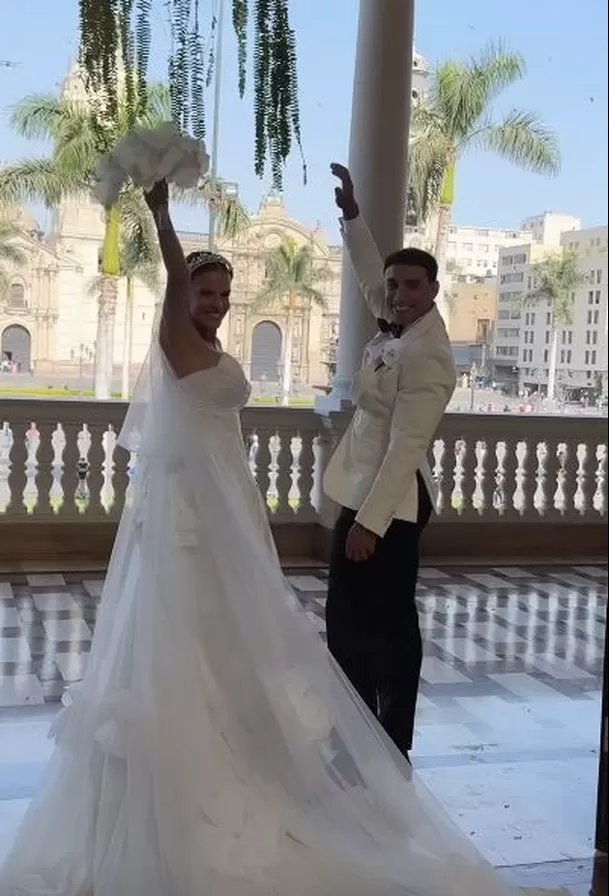 Alejandra Baigorria y Said Palao dieron 'balconazo' tras casarse por civil / Captura