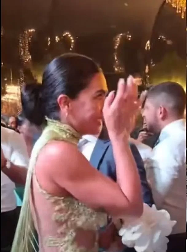 Vania Bludau rompió en llanto tras recibir bouquet de Alejandra Baigorria. Fuente: Instagram Vania Bludau rompió en llanto tras recibir bouquet de Alejandra Baigorria. Fuente: Instagram