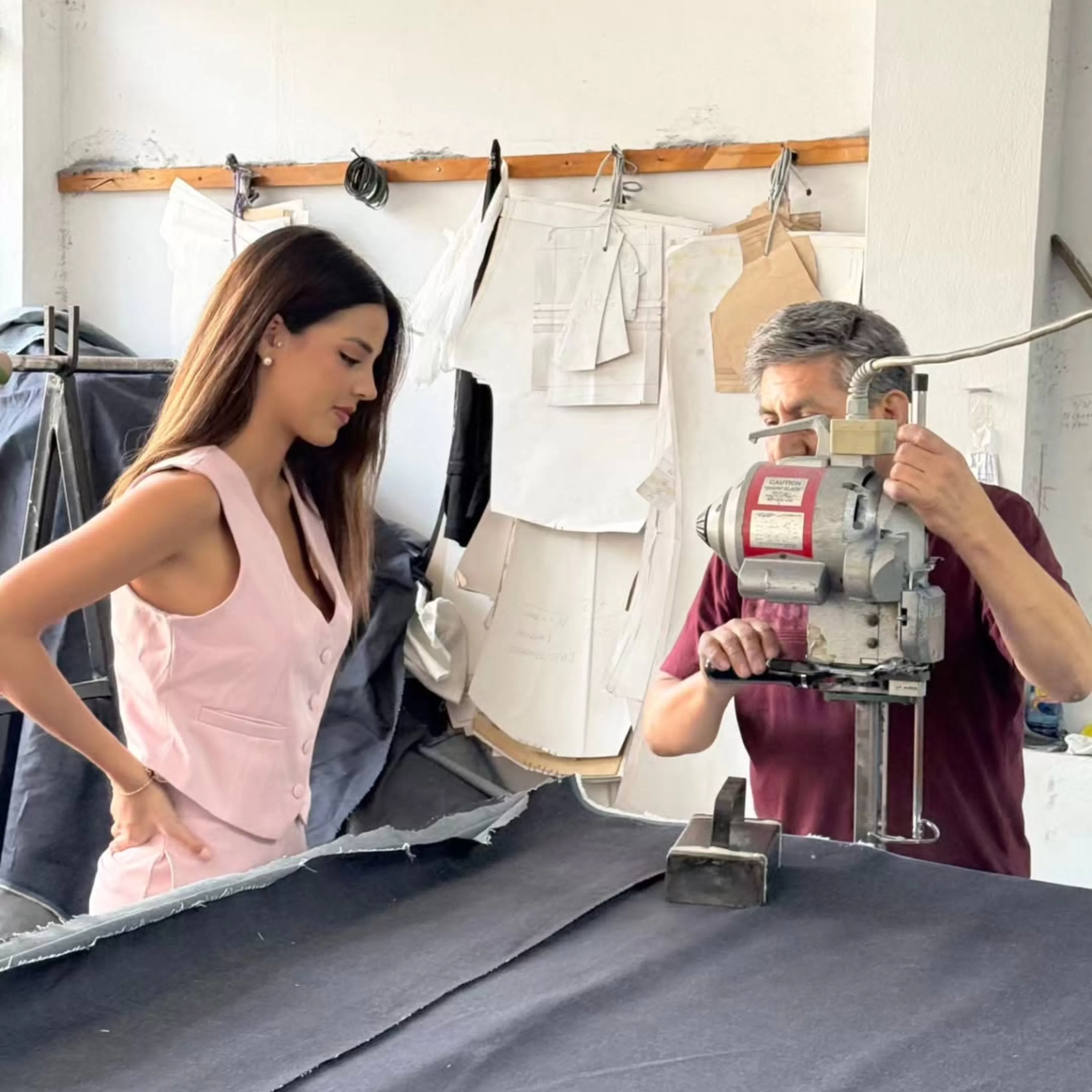 Luciana Fuster en el taller donde confeccionan la ropa de su marca / Instagram