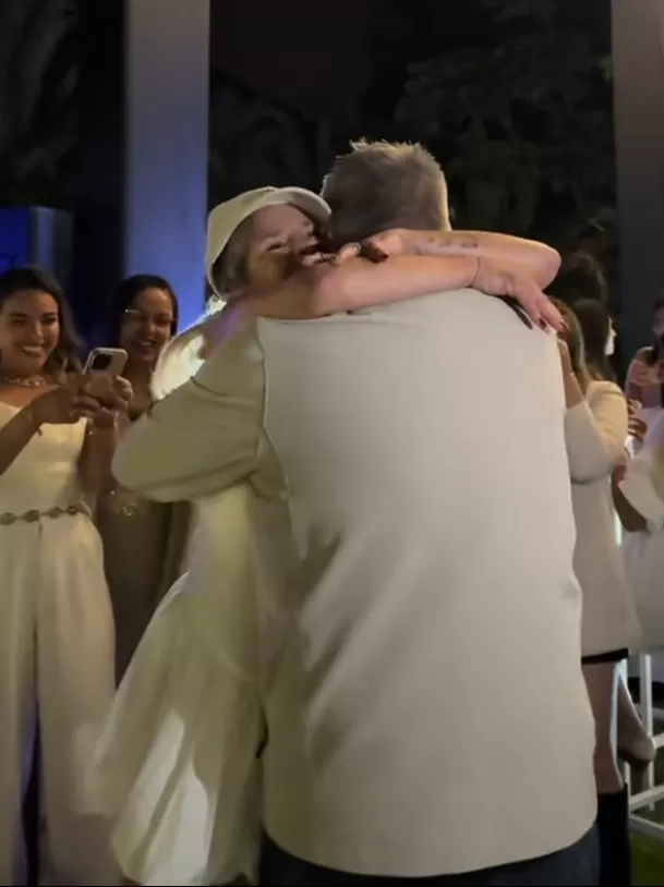 Los padres de Alejandra Baigorria se dan emotivo abrazo / foto: Captura @ chekyb Los padres de Alejandra Baigorria se dan emotivo abrazo / foto: Captura @ chekyb
