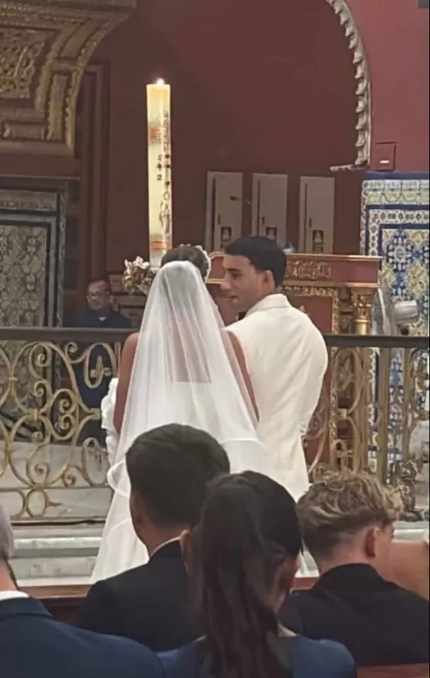 Alejandra Baigorria y Said Palao en el altar de la iglesia San Pedro / Ric La Torre